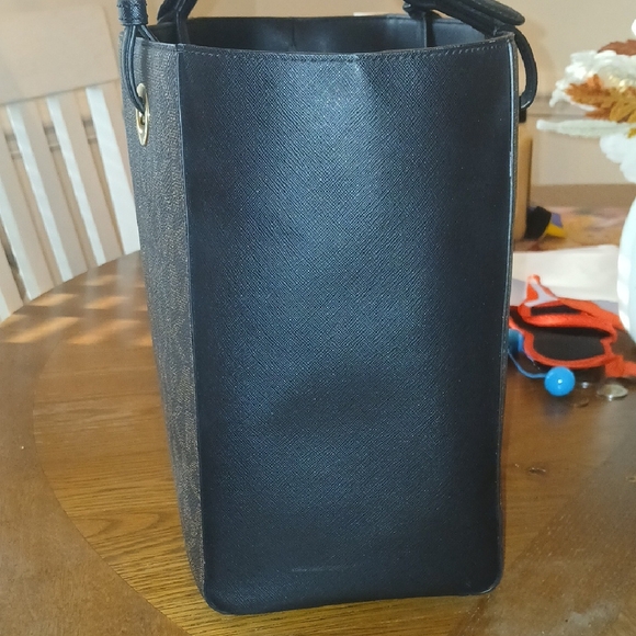 Michael Kors Medium Walsh Multifunction Tote – Brown/Black - Picture 6 of 15